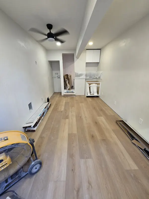 LVP flooring installer